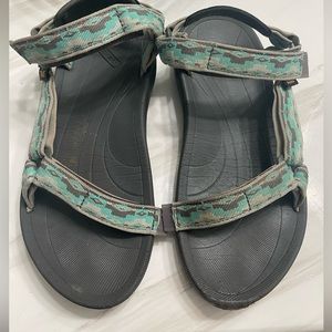 Tevas women’s size 9